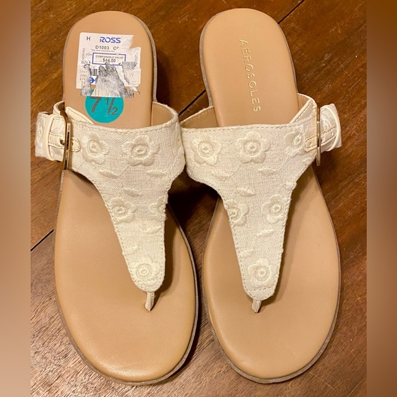 AEROSOLES Shoes - AEROSOLES Cream Floral Embroidered T-strap Sandals size 7 1/2 women’s